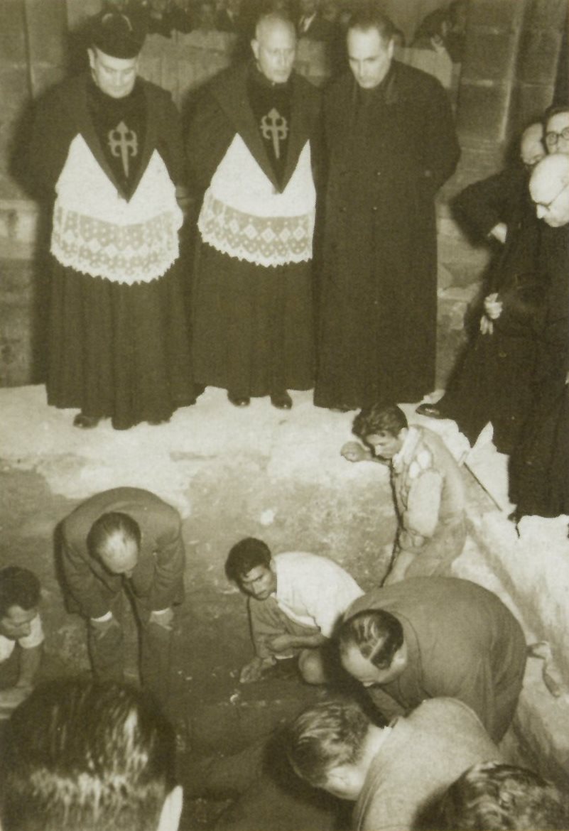 Ampliar: Descubrimento da tumba do bispo Teodomiro, Compostela 17 -IX - 1955